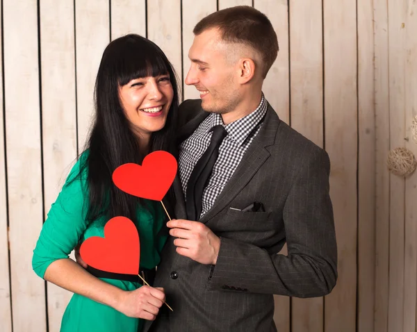 Casal com coração vermelho — Fotografia de Stock