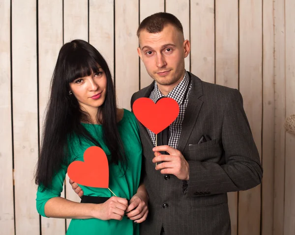 Paar mit rotem Herz — Stockfoto