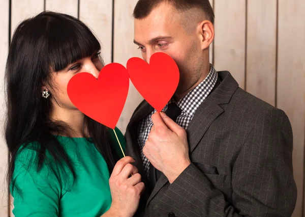 Kırmızı kalp ile Çift