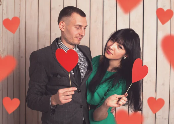 Casal com coração vermelho — Fotografia de Stock