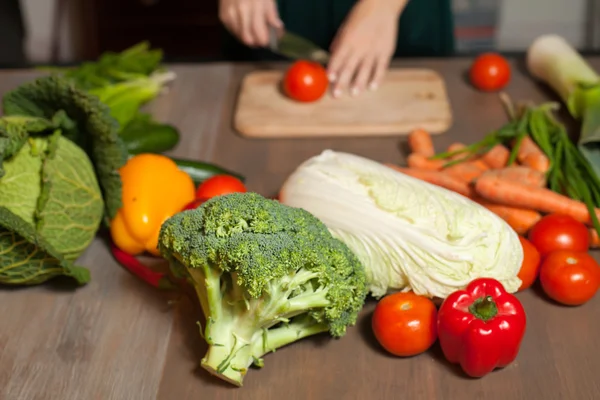 Frau und Gemüse — Stockfoto