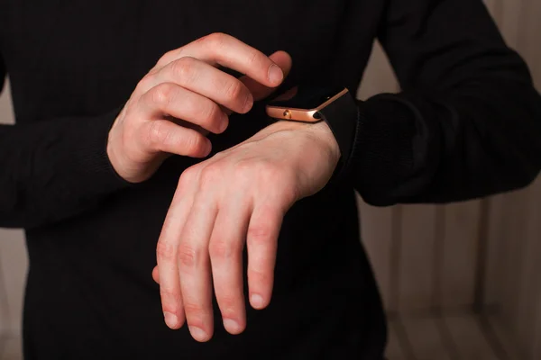 Ręce człowieka z pokładzie smartwatch — Zdjęcie stockowe