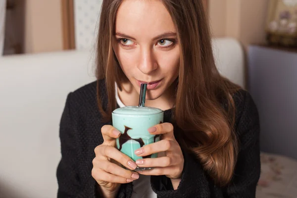Vrouw met cocktail — Stockfoto