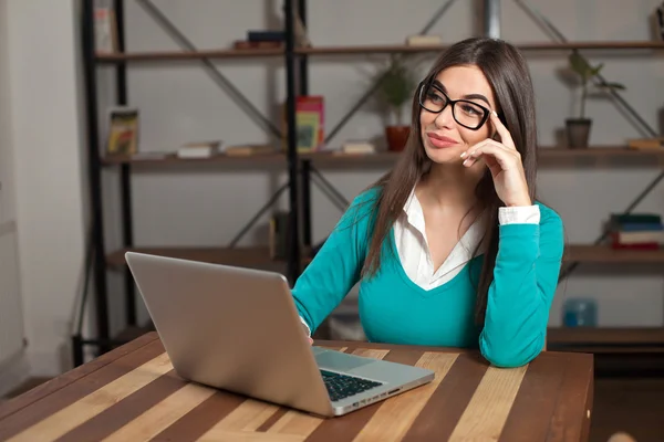 Mit Brille Frau-Freelancer — Stockfoto