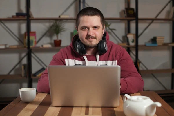 Hombre con auriculares —  Fotos de Stock