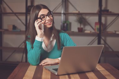 Dizüstü bilgisayar, telefon ve serbest meslek