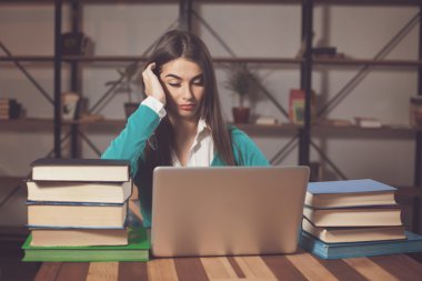 Kitaplar ile yorgun kadın