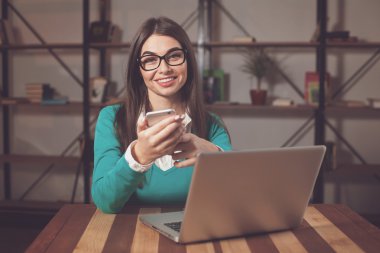 Akıllı freelancer güleryüzlü olduğunu