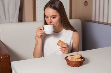 Kurabiye ve çay kadın ile