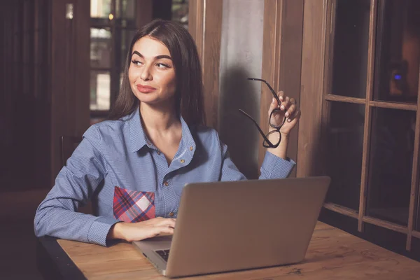 Donna con occhiali da lavoro — Foto Stock