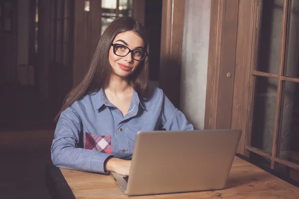 Laptop, schwarze Brille und Frau — Stockfoto