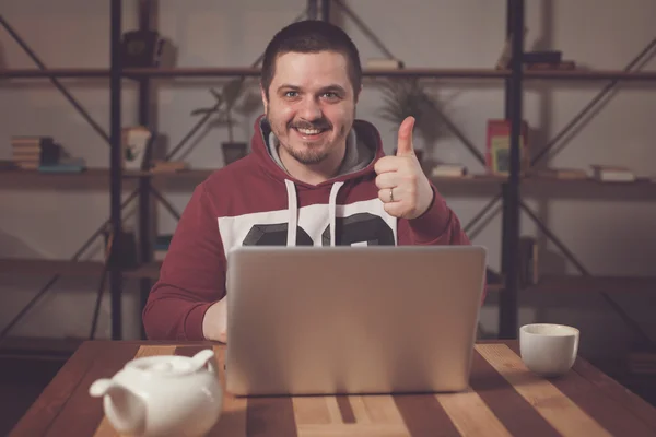 Homem feliz com laptop — Fotografia de Stock