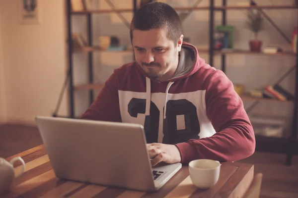 Tasse, Mann, Laptop — Stockfoto