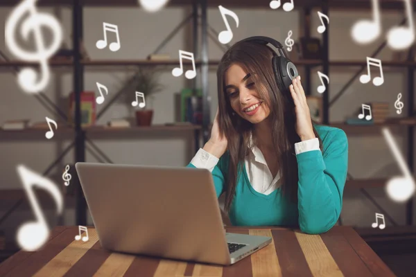 Auriculares y mujer —  Fotos de Stock