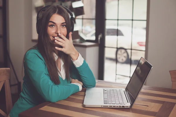 Carino donna con le cuffie — Foto Stock