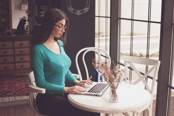 Vrouw met bloemen werkt — Stockfoto