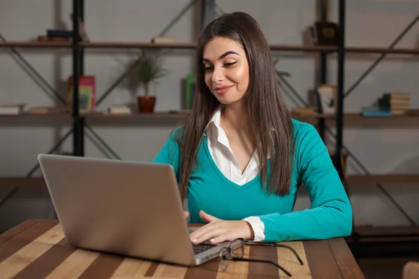 At the table is freelancer — Stock Photo, Image