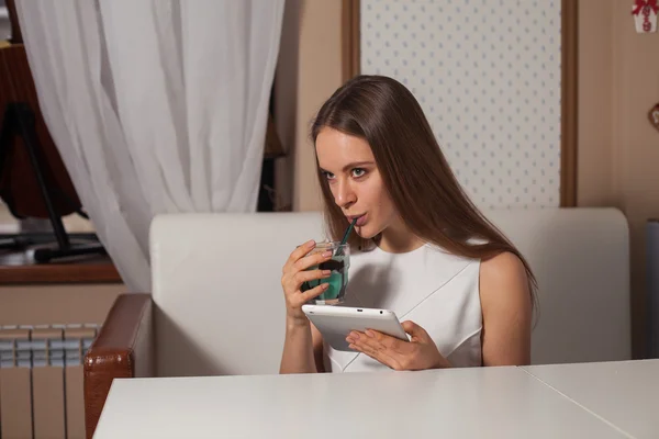 Woman with tablet — Stock Photo, Image