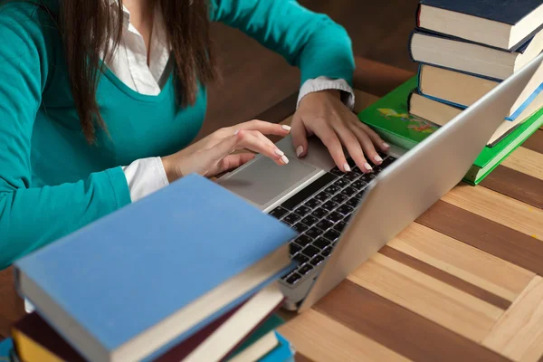 Laptop en boeken — Stockfoto