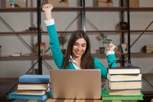 Glückliche Frau mit Laptop — Stockfoto