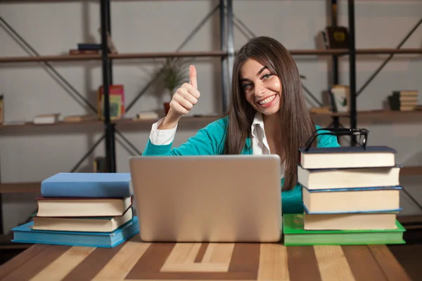 Donna di successo con computer portatile — Foto Stock