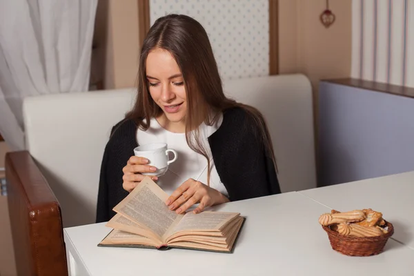 Mujer con libro y té — Foto de Stock