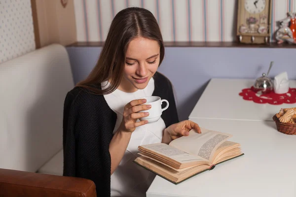 Woman with book and tea — Stock Photo, Image