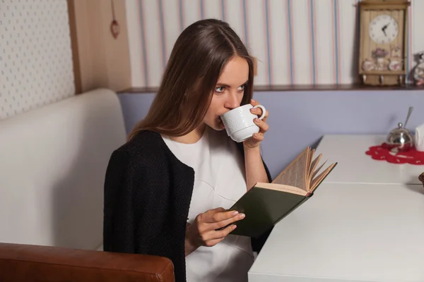 Kobieta z książki i herbata — Zdjęcie stockowe