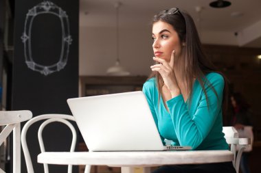 Mavili Kadın izliyor