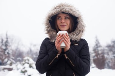 Kış, kadın ve sıcak kahve