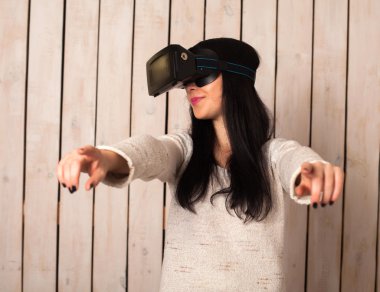 VR gözlüklü kadın