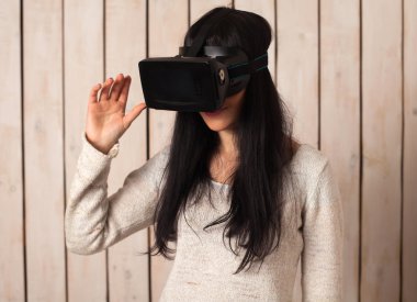 VR gözlüklü kadın