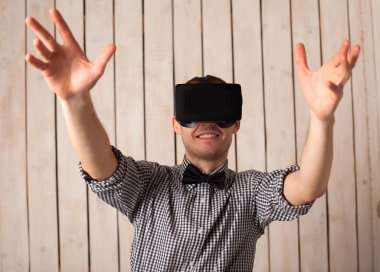 VR gözlüklü adam.