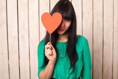 Kırmızı kalpli kadın