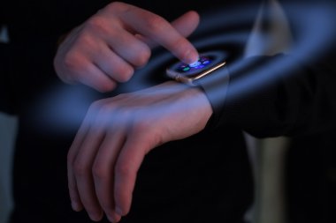 Smartwatch adamla elinde