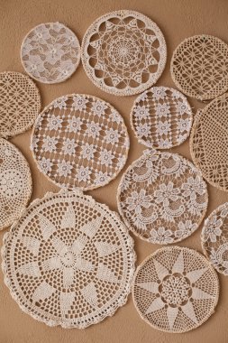 Örgü dantel her yerinde vardır