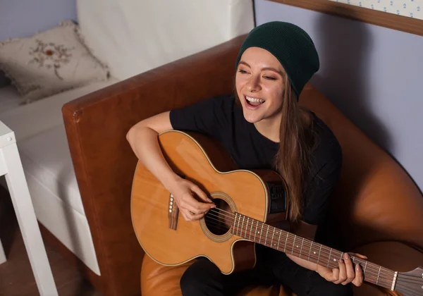 Mulher tocando guitarra — Fotografia de Stock