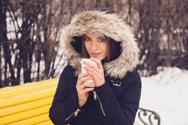 Inverno, mulher e café quente — Fotografia de Stock