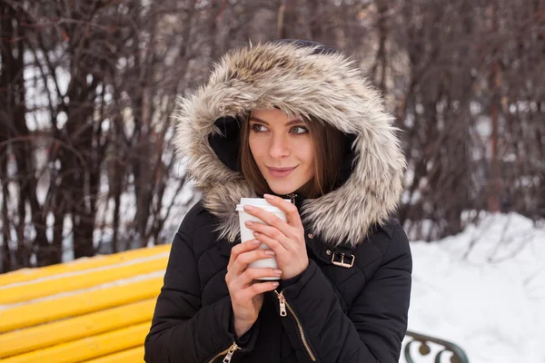 Inverno, mulher e café quente — Fotografia de Stock