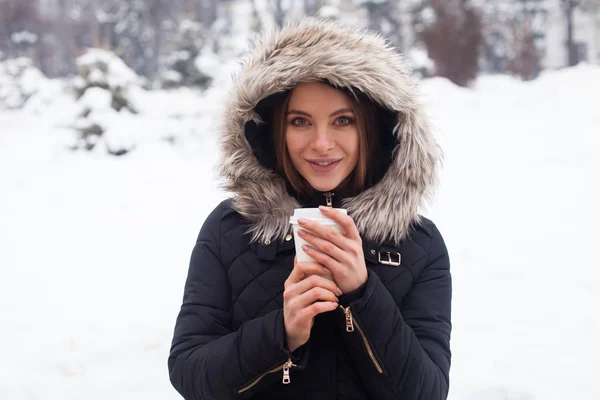 Inverno, mulher e café quente — Fotografia de Stock