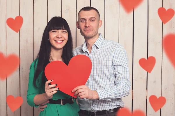 Casal com coração vermelho — Fotografia de Stock