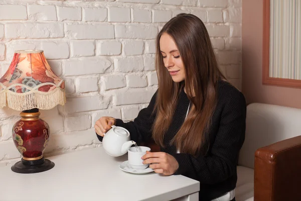 Vrouw die thee drinkt — Stockfoto