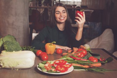 Biber ve güleryüzlü bir kadın