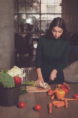 Kadın ve bir soğan