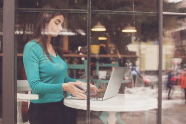 Penceresinde mavi kadındır