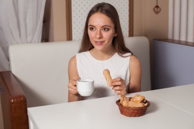 Kurabiye ve çay kadın ile