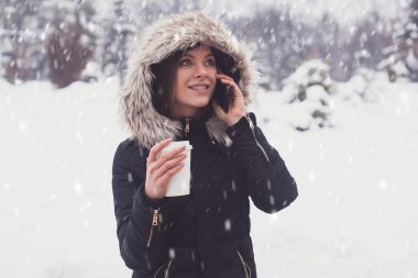 Sıcak içecek içen kadın.