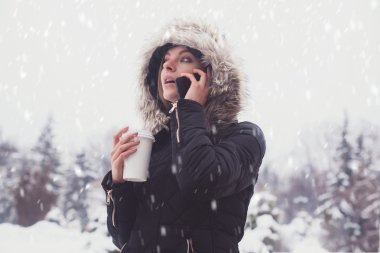 Sıcak içecek içen kadın.