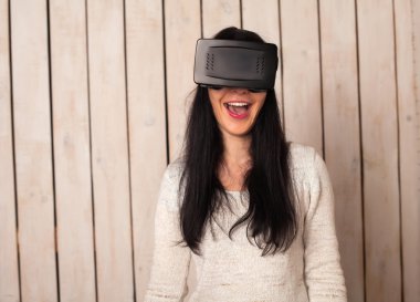 VR gözlüklü kadın