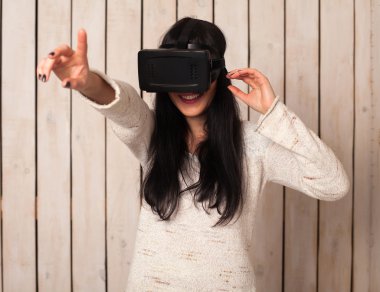 VR gözlüklü kadın
